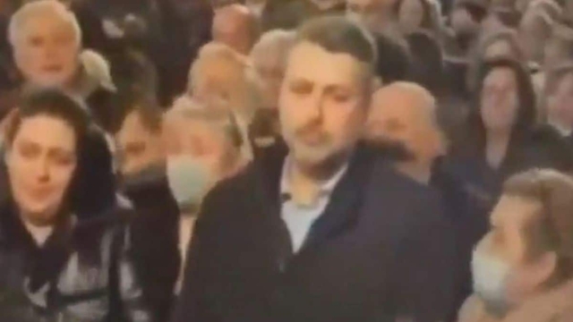 Φώναζαν «Άξιος-Αξιος!»: Χειροκροτήματα για τον Γιάννη Καλλιάνο μέσα στην εκκλησία μετά από αυτό που έκανε εναντίον των γκέι