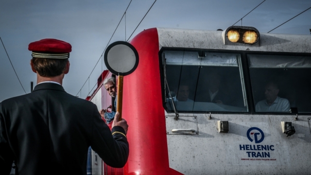 Hellenic Train: Ακινητοποιήθηκε αμαξοστοιχία λόγω φωτιάς που ξέσπασε – Εκκένωσαν τα βαγόνια οι επιβάτες
