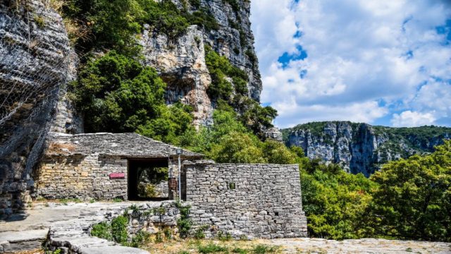 Η Φωτογραφία της Ημέρας: Η καθηλωτική Ιερά Μονή Αγίας Παρασκευής στο Μονοδένδρι Ζαγορίου