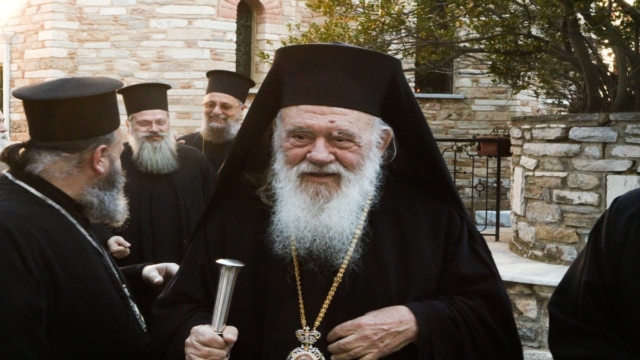 Γάμος ομόφυλων ζευγαριών: Ο Ιερώνυμος δίνει «οδηγίες» σε βουλευτές – Ζητά ονομαστική ψηφοφορία για το νομοσχέδιο