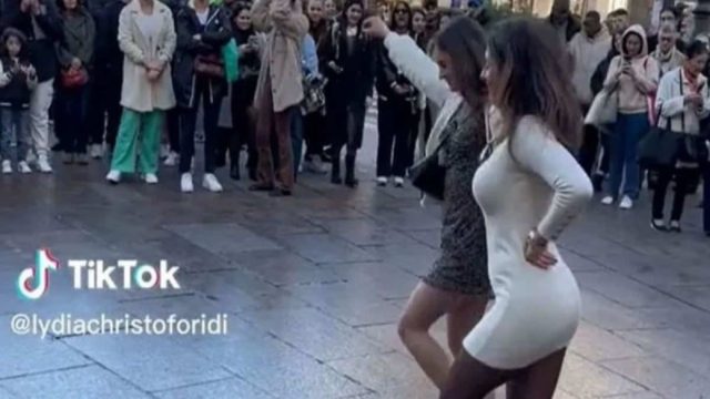 Ούτε τσιφτετέλι τέτοια πέραση: Ελληνίδες χορεύουν Ικαριώτικο στο Παρίσι και γίνονται viral (video)