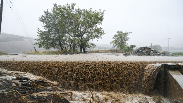 «Κόκκινος» συναγερμός από το meteo: Έντονα φαινόμενα την Δευτέρα σε ολόκληρη την χώρα – Που αναμένονται βροχές, χαλαζοπτώσεις και χιόνια; (video)