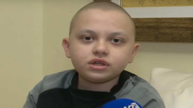 «Φυσικά και σπάω αλλά πρέπει να είμαστε όλοι δυνατοί»: Ραγίζει καρδιές ο μικρός Άγγελος που παλεύει με τον καρκίνο (Video)