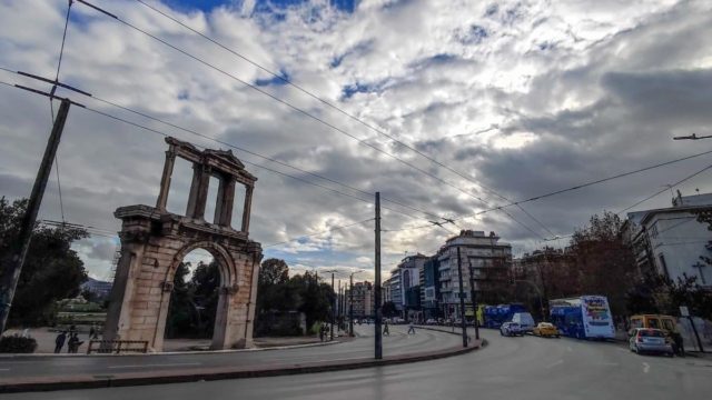 Καιρός σήμερα 4/2: Μικρή άνοδος της θερμοκρασίας με αραιές νεφώσεις στην Αττική – Αναλυτική πρόγνωση
