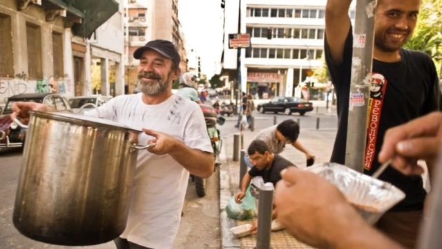 Κωνσταντίνος Πολυχρονόπουλος: Μαρτυρίες καίνε τον «Άλλο Άνθρωπο» – «Έπαιρνε τα βρεφικά είδη από τις δωρεές και τα πουλούσε σε μίνι μάρκετ Πακιστανών» (video)