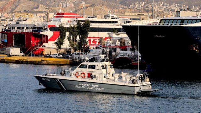 Χειροπέδες σε λιμενικό από τους «Αδιάφθορους» – Ζητούσε χρήματα και τσιγάρα για να περνούν πλοία χωρίς επιθεώρηση