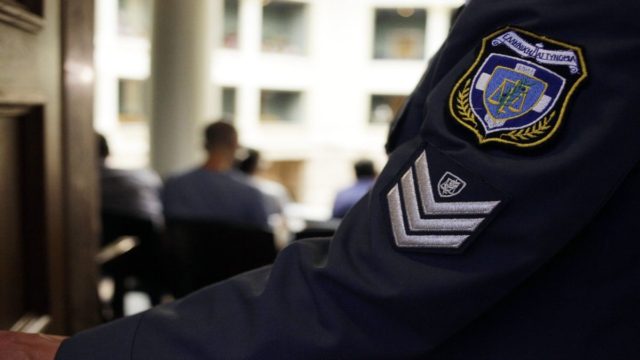 Μενίδι: Άγιος ξυλοδαρμός αστυνομικού από ομάδα Ρομά – Τον χτύπησαν ενώ περίμενε το παιδί του έξω από σχολείο και νοσηλεύεται σε σοβαρή κατάσταση (video)