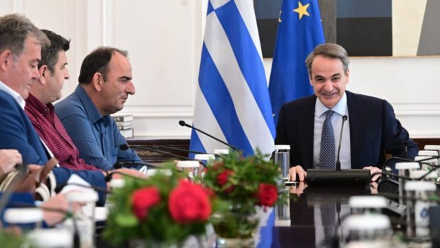 Το ανακοίνωσε ο Μητσοτάκης: Φθηνότερο ρεύμα για όλους τους αγρότες για 2+8 χρόνια – Προκαταβολή του ΕΦΚ 40 εκατ. ευρώ στα τέλη Μαρτίου!