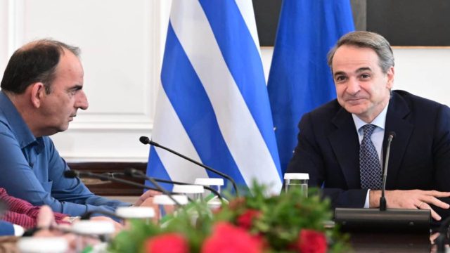 Κυριάκος Μητσοτάκης προς αγρότες που βρίσκονται στο Μαξίμου: «Πρόθεσή μου να σας ακούσω και να βρούμε λύσεις» – Το πακέτο της κυβέρνησης (video)