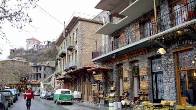 Λαγκάδια: Το παραδοσιακό χωριό της Αρκαδίας που δείχνει σαν να είναι κρεμασμένο στην πλαγιά του βουνού