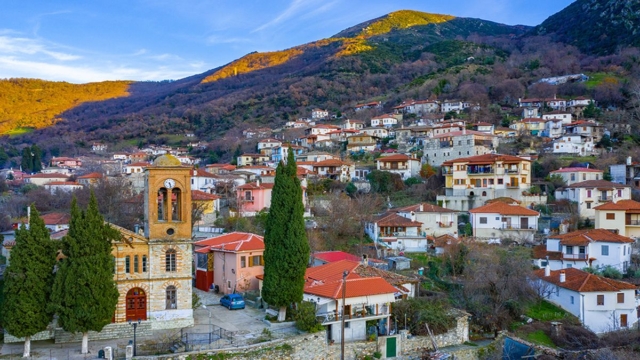 Πλακόστρωτα σοκάκια και ομορφιά άλλης εποχής: Το γραφικό χωριό της Θεσσαλίας με την χαρκτηριστική αρχιτεκτονική που ερωτεύεσαι με την πρώτη ματιά