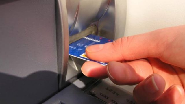 Υπάρχει φιλότιμο: Γυναίκα βρήκε μαγκωμένα χρήματα σε ATM – Viral η κίνησή της (photo)