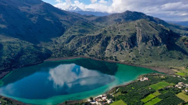 Λίμνη Κουρνά: Η εντυπωσιακή φυσική λίμνη στην Κρήτη – Ο μύθος με την κοπέλα που έγινε νεράιδα