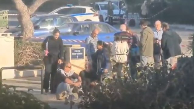 Γλυφάδα: Τραγική φιγούρα η Δέσποινα Καρνέση που σώθηκε – Επέστρεψε στο σημείο του μακελειού όπου έχασε αδελφή και άνδρα
