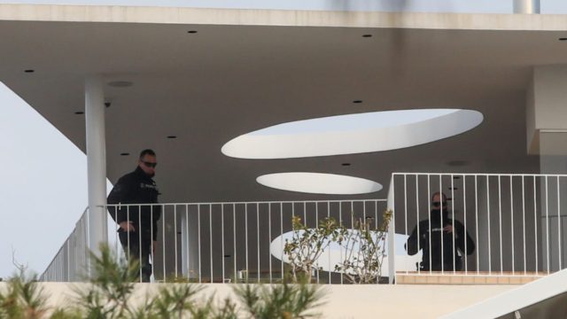 Μακελειό στη Γλυφάδα: Ο Αιγύπτιος ζητούσε από τα αδέλφια Καρνέση να του γράψουν το σπίτι – Έρχεται άρση τραπεζικού απορρήτου (video)