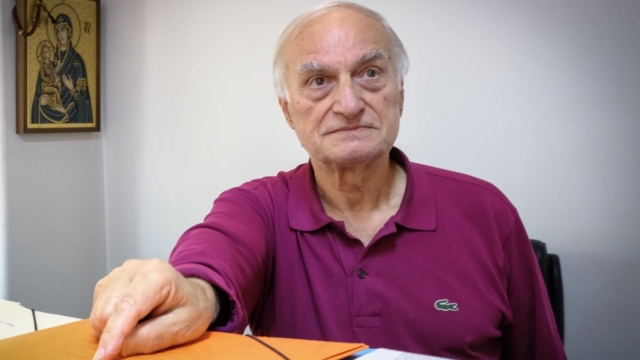 Κολωνάκι: Κινδύνευσαν ο Μανώλης Μαυρομμάτης και η σύζυγός του – Στο νοσοκομείο μετά από φωτιά στο διαμέρισμά τους