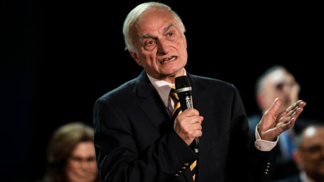 Οι πιο κρίσιμες ώρες για τον Μανώλη Μαυρομμάτη: Προσπάθεια αφύπνισής του – Η κατάσταση της υγείας του αθλητικογράφου και της συζύγου του (video)