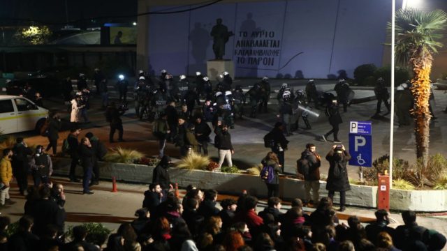 ΑΠΘ: «Που είναι ο Λυγγερίδης; Κάτω από το χώμα» – Ανατριχιαστικά συνθήματα αναρχικών στα ΜΑΤ για τον αστυνόμο στου Ρέντη (video)