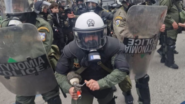 Θεσσαλονίκη: Τα ΜΑΤ χτύπησαν ρεπόρτερ του protothema.gr στην πορεία για τα Τέμπη