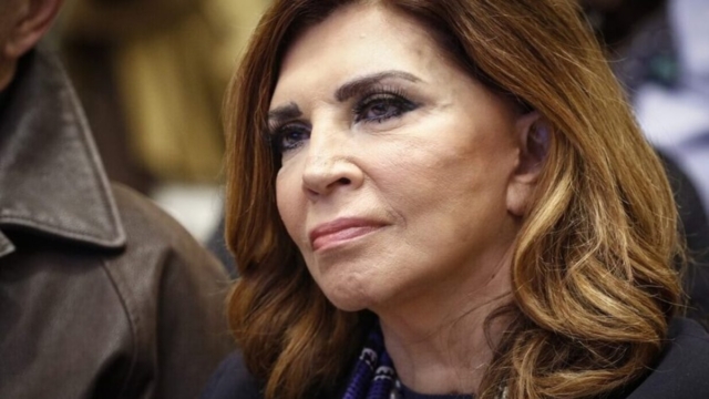 «Κόλαφος» η Μιμή Ντενίση για την επίδειξη μόδας στα Γλυπτά του Παρθενώνα: «Πόση Ελλάδα να κλέψουνε πια;»
