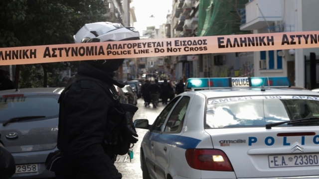 Θρίλερ στα Εξάρχεια: Γυναίκα βρέθηκε νεκρή με πληροφορίες για διπλή απόπειρα – Το τηλεφώνημα του συζύγου της στην ΕΛ.ΑΣ.
