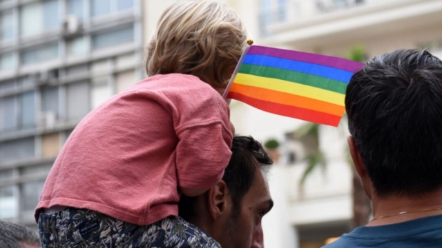 Ηχηρό δημοσίευμα των New York Times: Η Ελλάδα γίνεται η πρώτη ορθόδοξη χώρα που θα επιτρέψει τον γάμο ομοφύλων