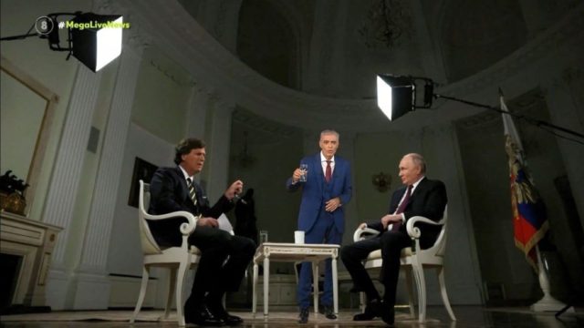 Ο Ευαγγελάτος «μπήκε» στη συνέντευξη Πούτιν-Κάρλσον με ένα ποτήρι νερό και «έριξε» ξανά το ελληνικό ίντερνετ! (Video)