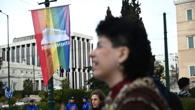Ομόφυλα ζευγάρια: Εντυπωσιακή ανακοίνωση από πρεσβείες 28 χωρών που συγχαίρουν θερμά την Ελλάδα – «Γιορτάζουμε αυτή την ιστορική στιγμή!»