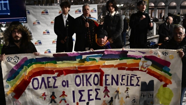 Πρώτη είδηση στα διεθνή ΜΜΕ η χώρα: «Η Ελλάδα, η πρώτη ορθόδοξη χώρα που νομιμοποιεί τον γάμο των ομοφύλων ζευγαριών» (photos)