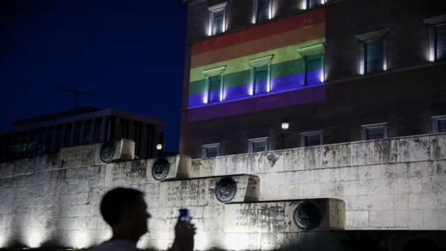 Γάμος ομόφυλων ζευγαριών: Κατατίθεται σήμερα (1/2) στη Βουλή το νομοσχέδιο – Πότε ψηφίζεται και όλο το χρονοδιάγραμμα