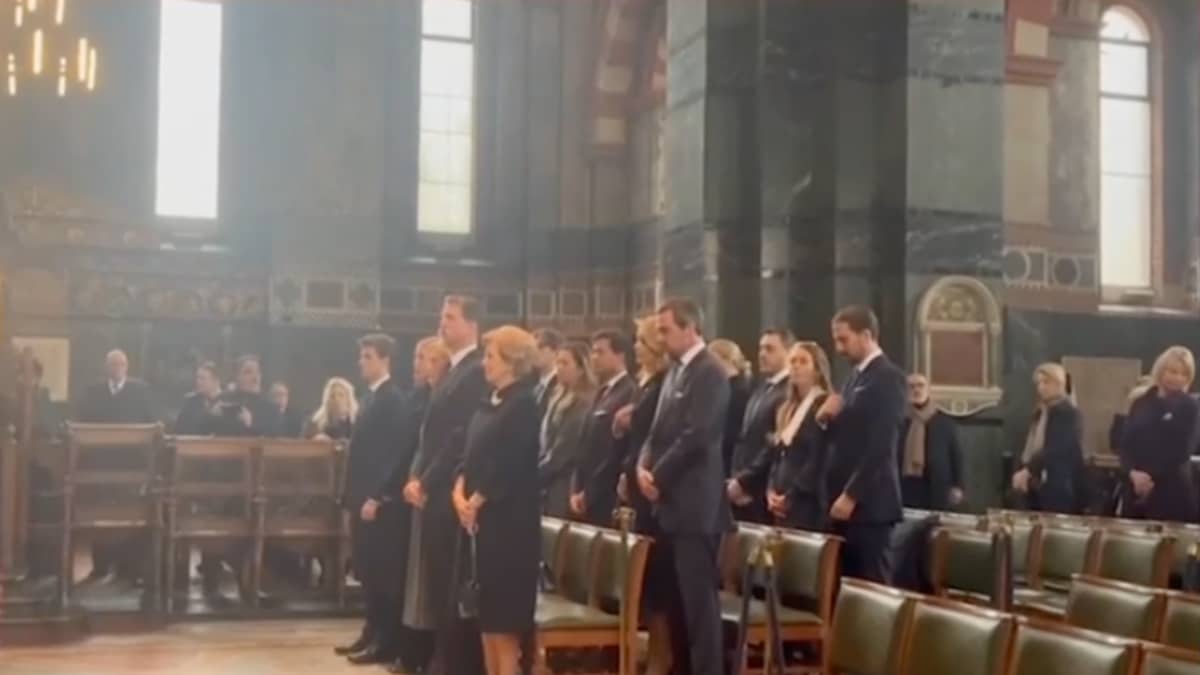 Τέως βασιλιάς Κωνσταντίνος: Πραγματοποιήθηκε το ορθόδοξο μνημόσυνο – Απών ο πρίγκιπας Ουίλιαμ από την τελετή για τον νονό του
