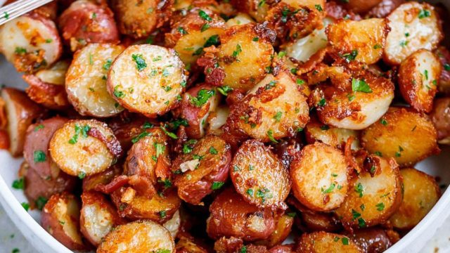Πατάτες φούρνου: Το μυστικό στο κόψιμο και την μαγειρική τους για να μοιάζουν με εστιατορίου