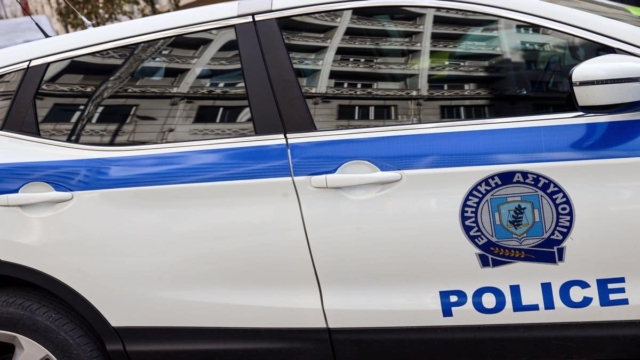 Συναγερμός στα Εξάρχεια: Φωτιά σε αυτοκίνητα στην οδό Ζαΐμη