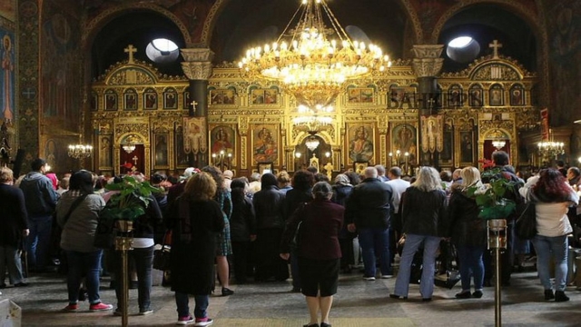 Λάρισα: Αγρυπνία για τον γάμο των ομόφυλων – Πιστοί προσευχήθηκαν για «να φωτιστούν όσοι νομοθετούν»