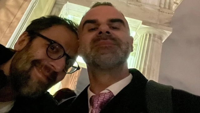 «Marry me»: Η πρόταση γάμου του Αύγουστου Κορτώ στον σύντροφό του μετά την ψήφιση του νόμου για τα ομόφυλα ζευγάρια (photo)