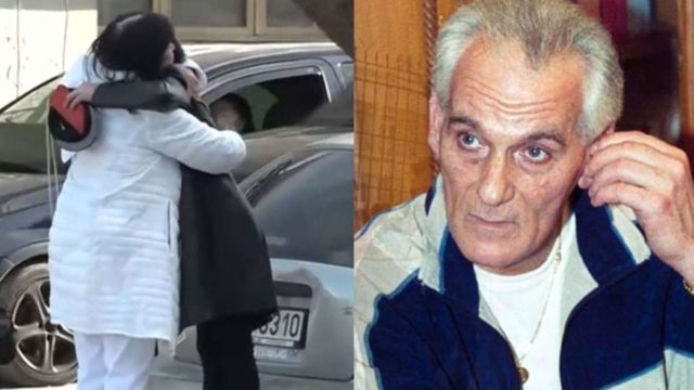 Κηδεία Βαγγέλη Ρωχάμη: Αγκαλιασμένες οι κόρες στην κηδεία του