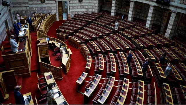Ενός λεπτού σιγή για τα θύματα των Τεμπών στη Βουλή