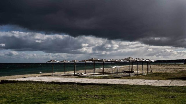 Καιρός σήμερα 3/2: Τοπικές βροχές και πτώση της θερμοκρασίας – Αναλυτική πρόγνωση