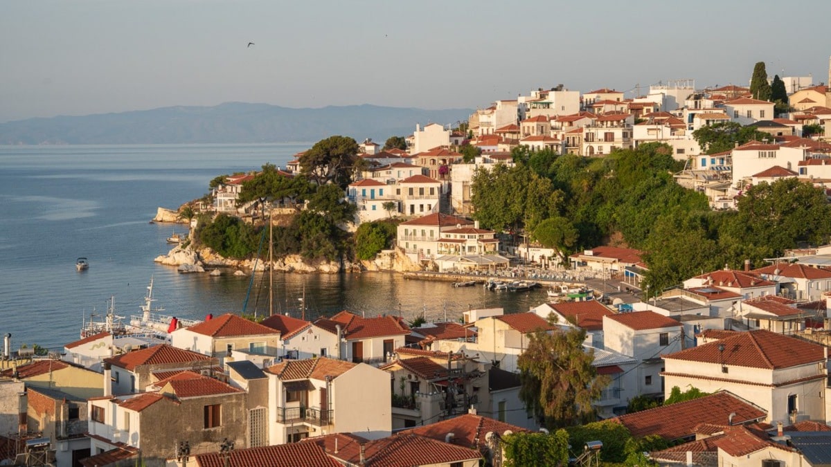 Παραλίγο γυναικοκτονία στη Σκιάθο: Έβριζε και απειλούσε τη σύζυγό του γιατί δεν έβρισκε κρεμμύδια στο σπίτι – «Θα σε σκοτώσω»