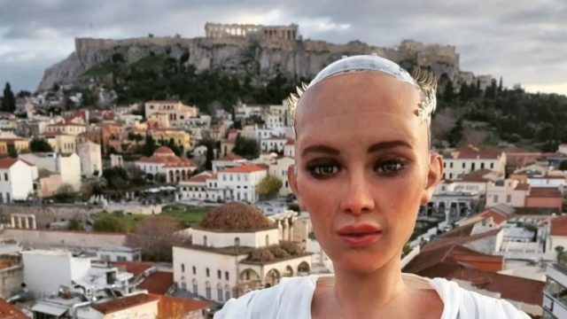 Στην Αθήνα η Σοφία – Tο πιο εξελιγμένο ρομπότ τεχνητής νοημοσύνης φωτογραφήθηκε με φόντο την Ακρόπολη!