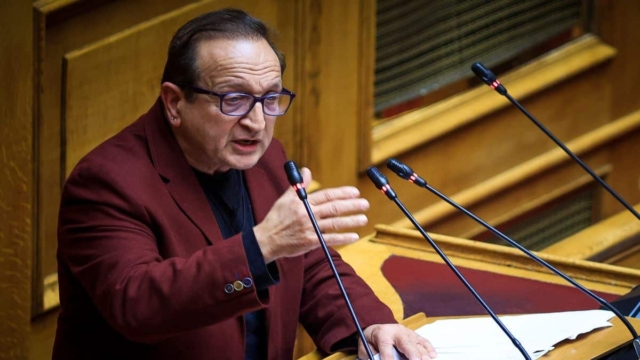 Αποθεώθηκε ο Σπύρος Μπιμπίλας στην Βουλή: «Έκλαιγα κρυφά, γιατί έπρεπε να κρύψω κάτι» – Διακομματικό χειροκρότημα για τον βουλευτή της Πλεύσης Ελευθερίας με αφορμή την ομιλία του για το νομοσχέδιο (video)
