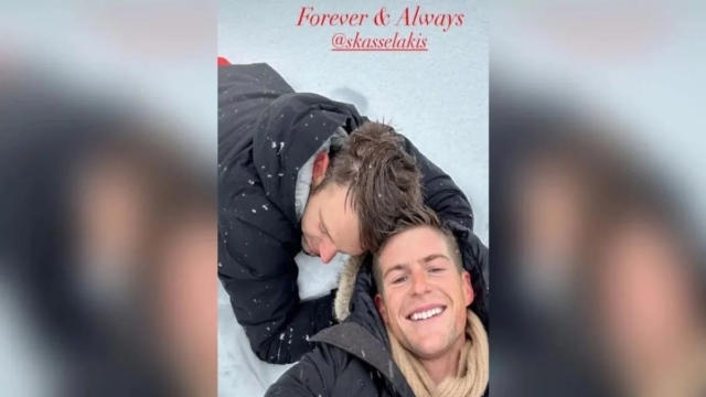 Love is in the air για Στέφανο Κασσελάκη & Tyler McBeth: Η ρομαντική φωτογραφία ξαπλωμένοι στα χιόνια για τον Άγιο Βαλεντίνο