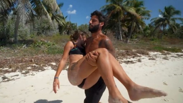 Love is in th air στο Survivor 2024: Καρδιοκατακτητής ο Περπατάρης! Η Σταυρούλα σωριάστηκε και την κουβάλησε στην αγκαλιά του (video)