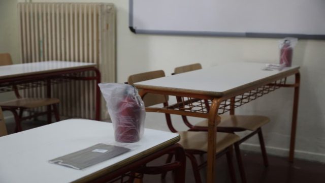 Καλύβια: Πατέρας μαθητή επιτέθηκε σε καθηγήτρια Γυμνασίου η οποία έβγαλε εκτός αίθουσας τον γιο του – «Έκλεισε την πόρτα πάνω της χτυπώντας την στον ώμο»
