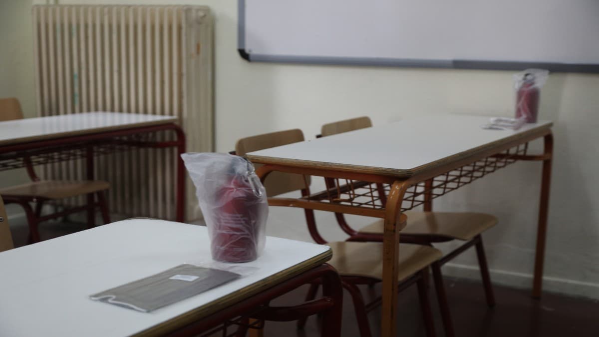 Καλύβια: Πατέρας μαθητή επιτέθηκε σε καθηγήτρια Γυμνασίου η οποία έβγαλε εκτός αίθουσας τον γιο του – «Έκλεισε την πόρτα πάνω της χτυπώντας την στον ώμο»