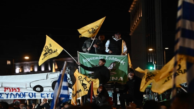 Συλλαλητήριο αγροτών: Αναστάτωση στο Σύνταγμα με άτομο που έχασε τις αισθήσεις του – Εκκλήσεις στα μεγάφωνα για γιατρό