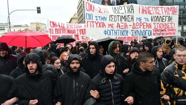Παντός καιρού οι φοιτητές: Πανεκπαιδευτικό συλλαλητήριο υπό βροχή στο κέντρο της Αθήνας – Έκλεισε η Πανεπιστημίου
