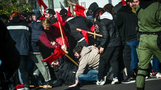 Φοιτητές «πλακώθηκαν» για το ποιος θα είναι πρώτος στο πανεκπαιδευτικό συλλαλητήριο – 8 άτομα στον «Ευαγγελισμό» (photos)