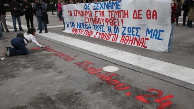 Τέμπη: Φοιτητές ξαναγράφουν τα ονόματα των 57 ψυχών στο Σύνταγμα – Μπαλάκι ευθυνών για το ποιος τα έσβησε
