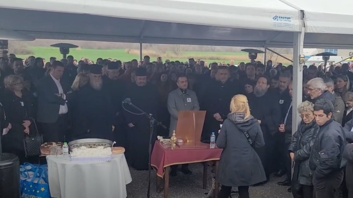 Σπαραγμός στο μνημόσυνο για τα Τέμπη: Ο ιερέας ξέσπασε σε κλάματα διαβάζοντας τα ονόματα των 57 θυμάτων